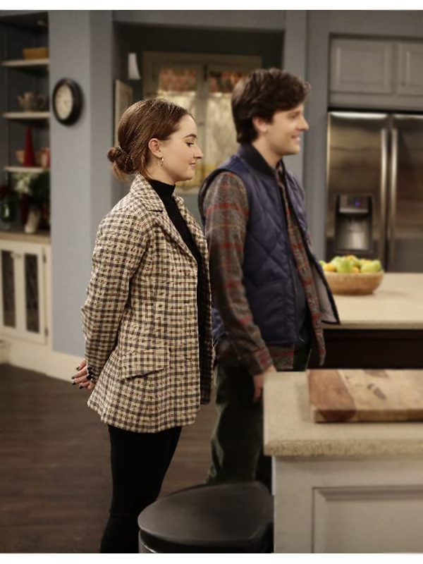 Eve-Baxter-Last-Man-Standing-Kaitlyn-Dever-Checked-Coat