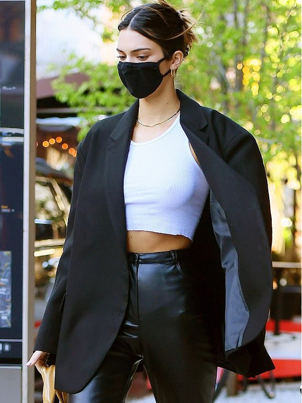 NYC-Basketball-Game-Kendall-Jenner-Black-Coat