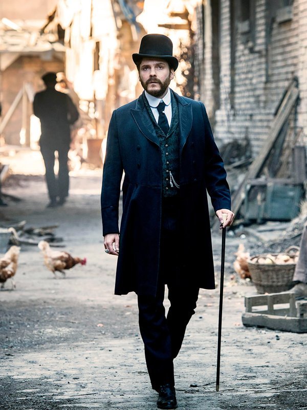Daniel-Bruhl-The-Alienist-Coat-1