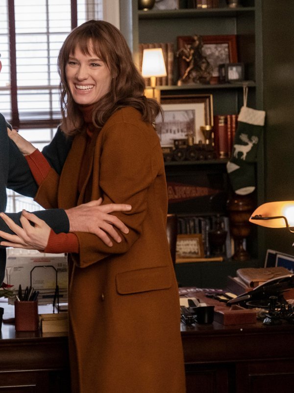 Happiest-Season-Mackenzie-Davis-Brown-Coat