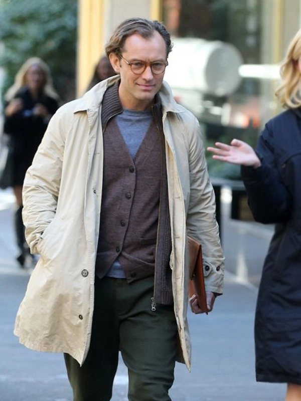 Jude-Law-A-Rainy-Day-In-New-York-Ted-Davidoff-Coat Jude-Law-A-Rainy-Day-In-New-York-Ted-Davidoff-Coat