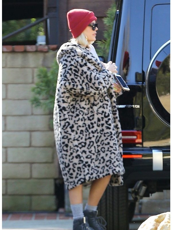Keeping-Up-with-the-Kardashians-S18-Khloe-Kardashian-Leopard-Fur-Coat