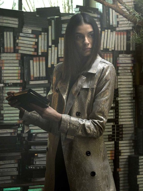 Laysla-De-Oliveira-Locke-Key-Coat