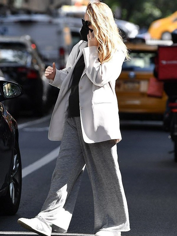NYC-Jennifer-Lawrence-Oversized-beige-Blazer