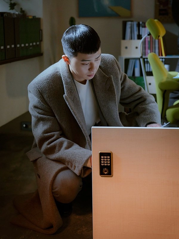 Park-Sae-Ro-Yi-Itaewon-Class-Park-Seo-Joon-Double-Breasted-Trench-Coat