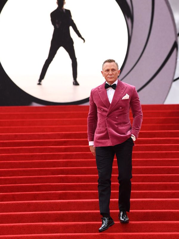 James-Bond-No-time-to-die-Premiere-Daniel-Craig-Pink-Tuxedo