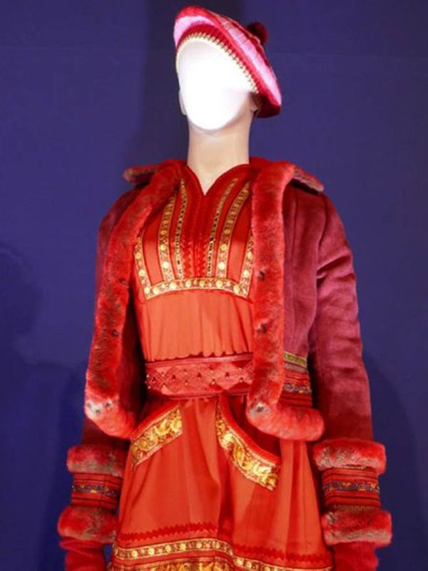 Noelle-Kringle-Anna-Kendrick-Red-Wool-Jacket