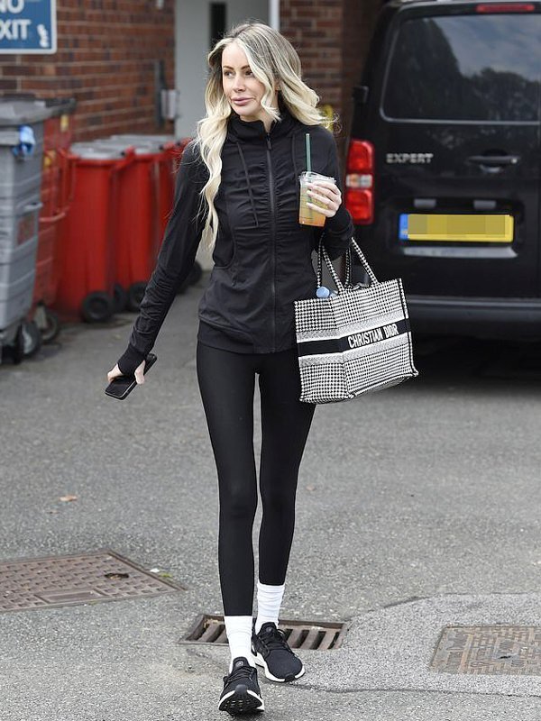 Olivia-Attwood-Black-Form-Fitting-Workout-Jacket