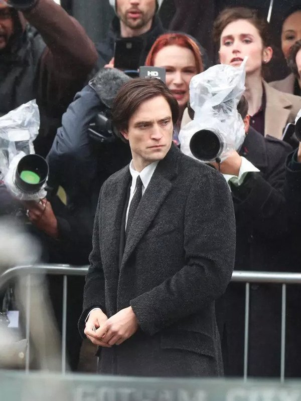 Robert-Pattinson-The-Batman-2022-Coat