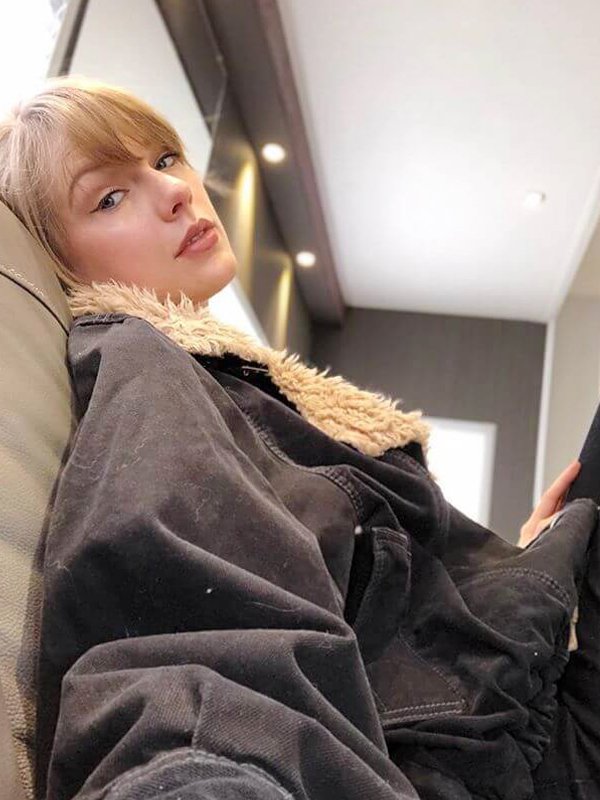 Taylor-Swift-Oversize-Black-Denim-Fur-Jacket-For-Womens